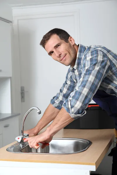 Loodgieter vaststelling binnenlandse wastafel — Stockfoto