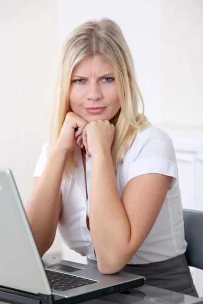 Blond affärskvinna med galen blick — Stockfoto