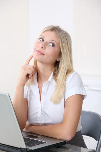 Mujer rubia de negocios haciendo caras graciosas en la oficina — Foto de Stock