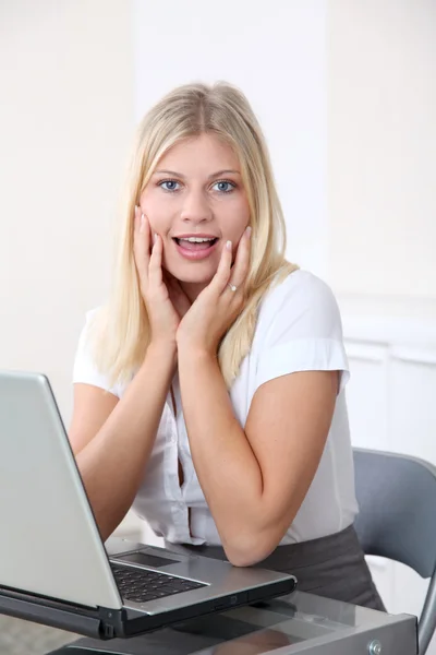 Blond zakenvrouw doen grappige gezichten in het kantoor — Stockfoto