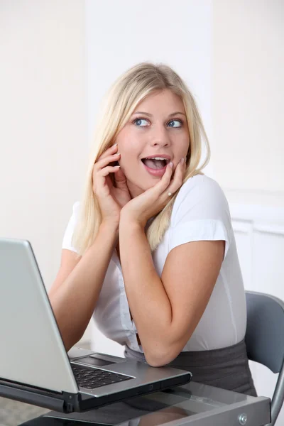 Mujer rubia de negocios haciendo caras graciosas en la oficina — Foto de Stock