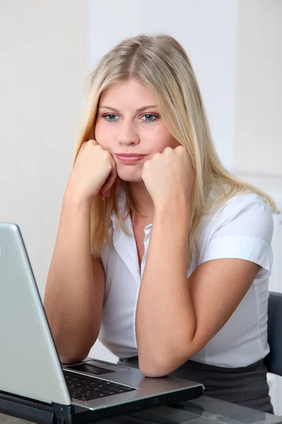 Uttråkad affärskvinna framför dator — Stockfoto