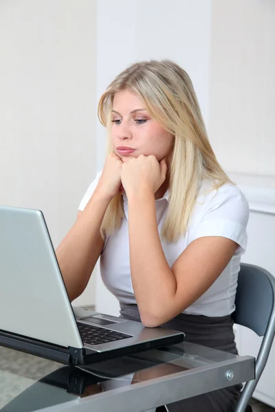 Empresária entediada na frente do computador — Fotografia de Stock