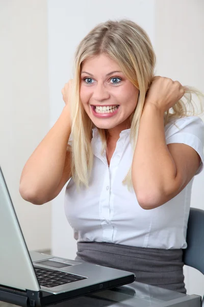 Femme d'affaires devient fou dans le bureau — Photo