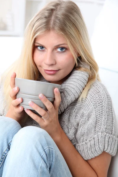 Beautiful woman drinking hot drink in winter — Stock Photo, Image