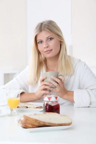 Closeup of beautiful woman havig breakfast — Stock Photo, Image