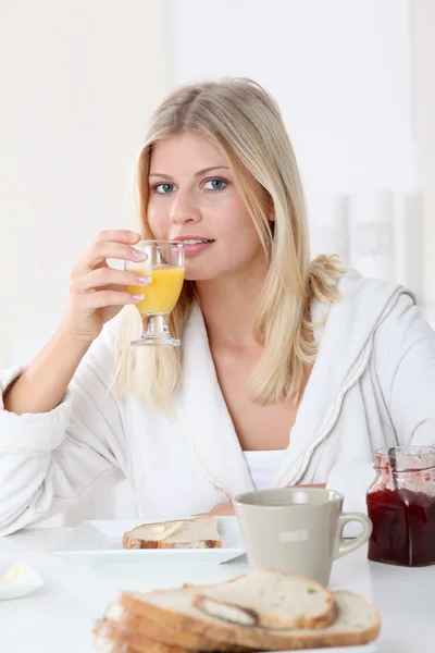 Zbliżenie śniadanie havig piękna kobieta — Zdjęcie stockowe