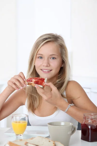 Nahaufnahme der schönen blonden Mädchen beim Frühstück — Stockfoto