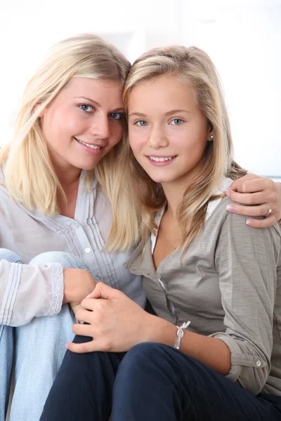 Primer plano de la mujer rubia y la chica rubia — Foto de Stock