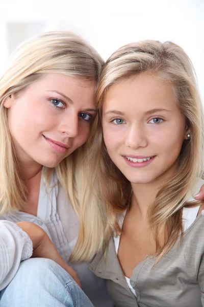 Close-up van blonde vrouw en blond meisje — Stockfoto