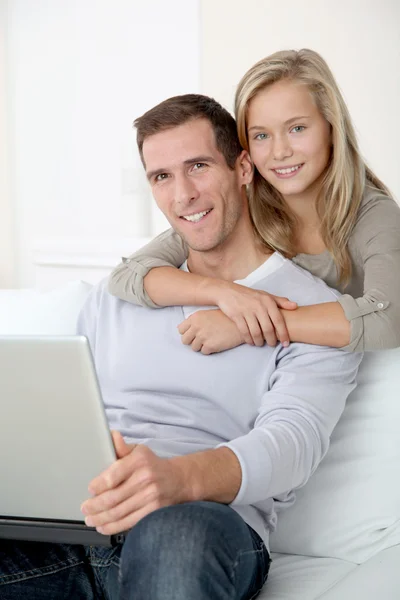 Vader en kind thuis kijken naar internet — Stockfoto