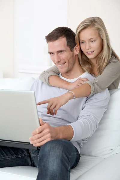 Pai e criança em casa olhando para a internet — Fotografia de Stock