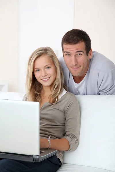 Vader en kind thuis kijken naar internet — Stockfoto