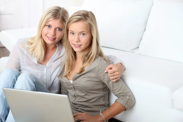 Vrouw en kind surfen op internet — Stockfoto