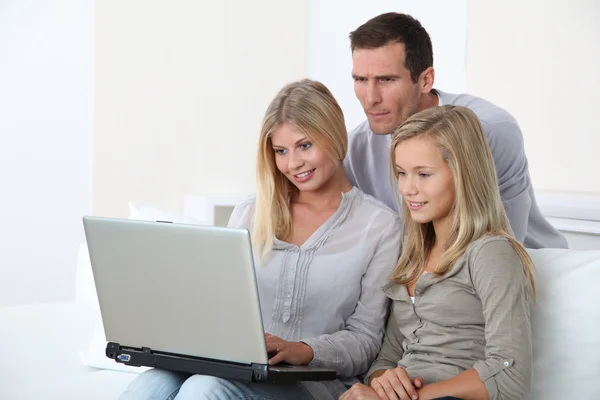 Familj hemma framför datorn — Stockfoto