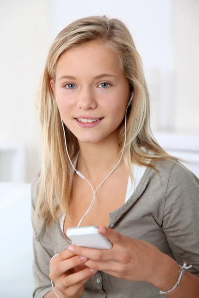 Gros plan de belle fille blonde avec téléphone mobile — Photo