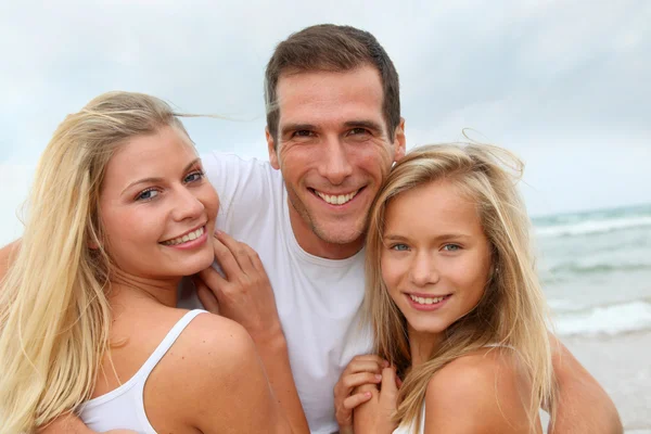 Retrato de familia feliz en la playa — Foto de Stock