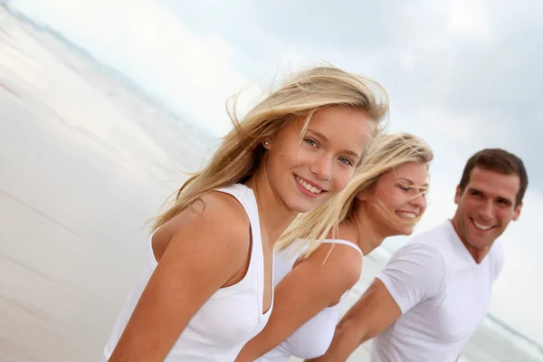 Aile yürüyüş el kumlu bir plaj üzerinde el için — Stok fotoğraf