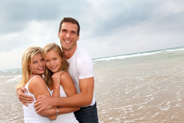 Porträt einer glücklichen Familie am Strand — Stockfoto