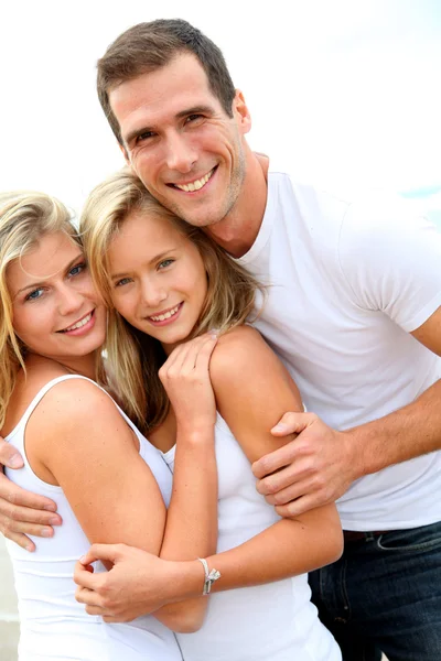 Portret van een gelukkig gezin aan het strand — Stockfoto
