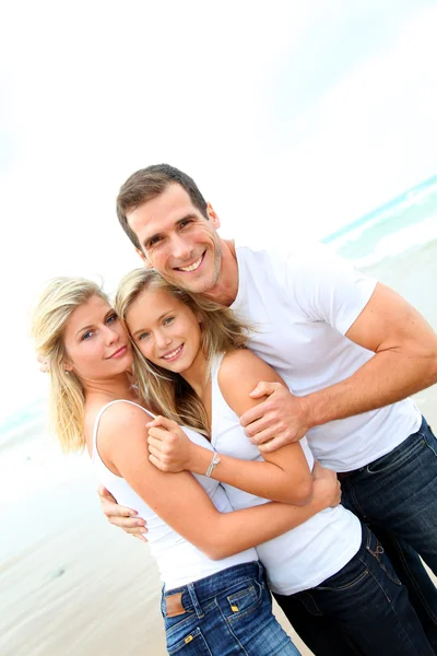 Portret van een gelukkig gezin aan het strand — Stockfoto