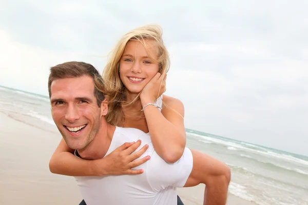 Padre e figlia si divertono in spiaggia — Foto Stock