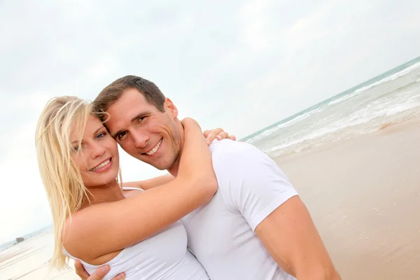 Casal se divertindo em uma praia de areia — Fotografia de Stock