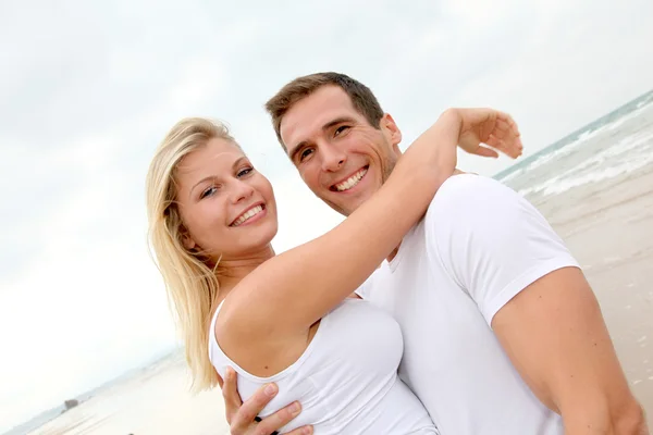 Casal se divertindo em uma praia de areia — Fotografia de Stock