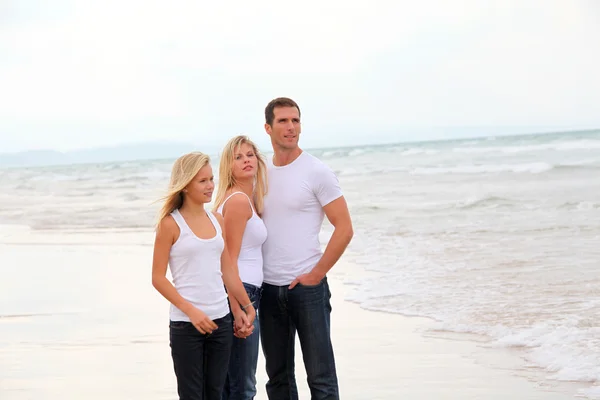 모래 해변에서 손에 손을 가족 산책 — 스톡 사진