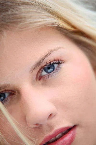 Closeup του όμορφη ξανθιά γυναίκα — Φωτογραφία Αρχείου