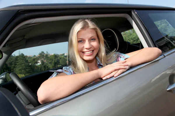 Giovane donna alla guida di auto nuove — Foto Stock