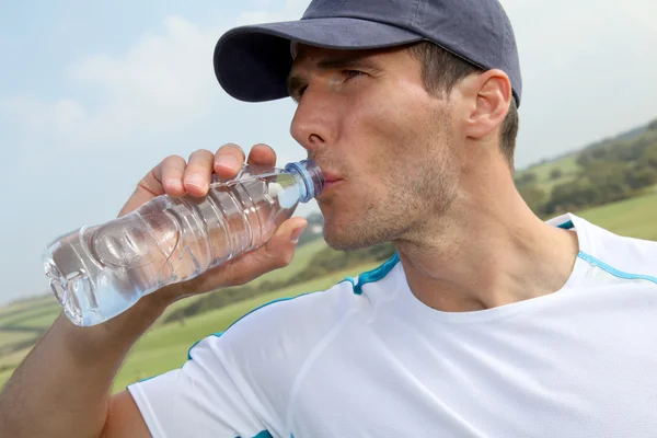 Vrouw drinkwater na de uitoefening van — Stockfoto