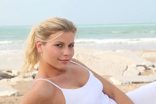 Close-up van mooie blonde vrouw ontspannen aan het strand — Stockfoto