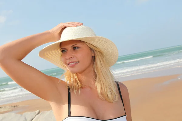 Nahaufnahme der schönen blonden Frau mit Hut am Strand — Stockfoto