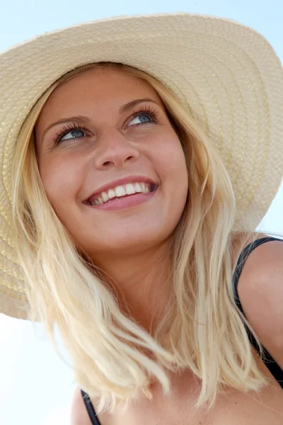 Close-up de bela mulher loira usando chapéu na praia — Fotografia de Stock