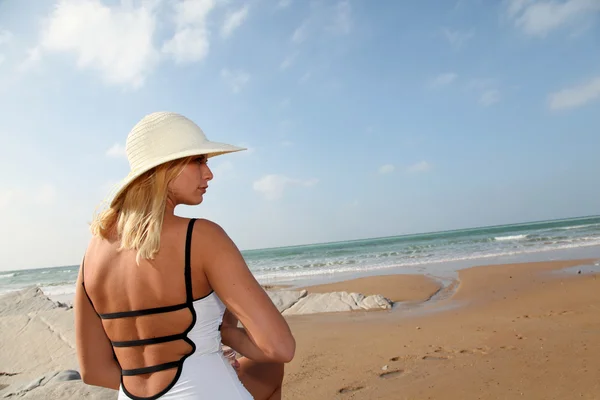 Mujer sentada en una playa de arena —  Fotos de Stock