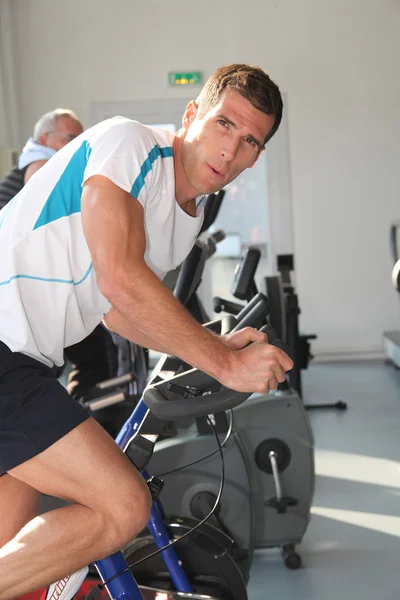 Primer plano del hombre haciendo ejercicio en el gimnasio — Foto de Stock