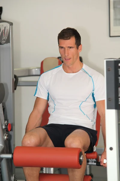 Primer plano del hombre haciendo ejercicio en el gimnasio — Foto de Stock