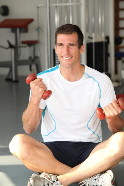 Primer plano del hombre haciendo ejercicio en el gimnasio — Foto de Stock