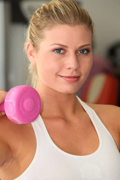 Zbliżenie kobiety, poćwiczyć w siłowni — Zdjęcie stockowe