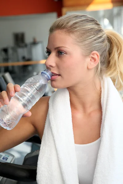 Mujer bebiendo agua después de hacer ejercicio —  Fotos de Stock