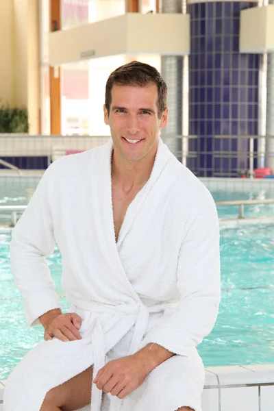 Άνθρωπος με μπουρνούζι μόνιμης από πισίνα spa — Φωτογραφία Αρχείου