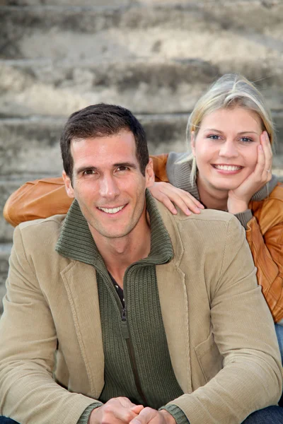 Liebespaar sitzt im Treppenhaus — Stockfoto