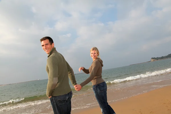 Gli amanti in spiaggia in autunno — Foto Stock