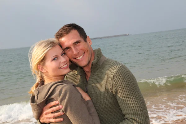 Amoureux à la plage en automne — Photo