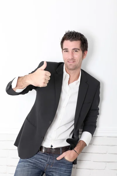 Pohledný muž ukazuje palec — Stock fotografie