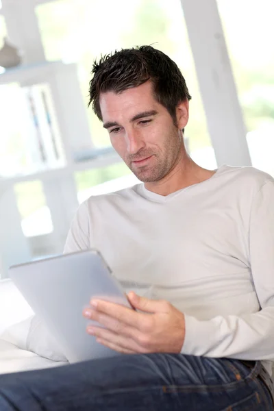 Człowiek relaks w domu z elektronicznych tabletki — Zdjęcie stockowe