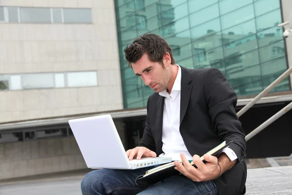 Vendeur travaillant à l'extérieur du bâtiment des bureaux — Photo