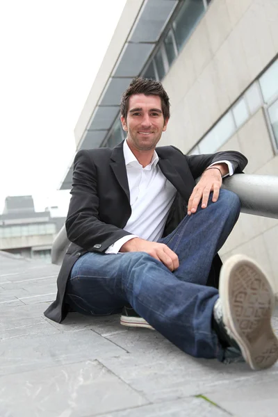 Empresário sentado em escadas na cidade — Fotografia de Stock