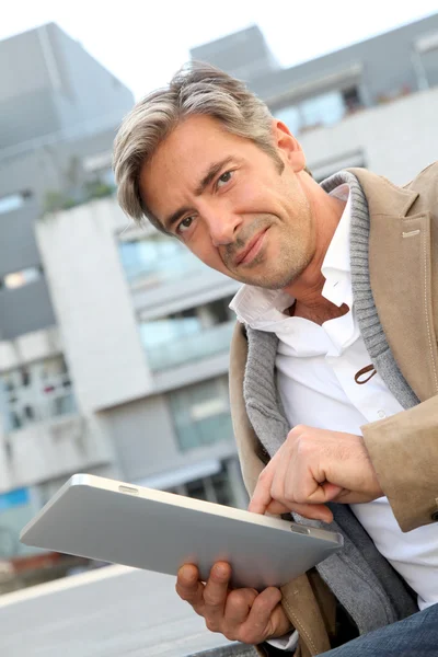 Pohledný chlap ve městě pomocí elektronických tablet — Stock fotografie